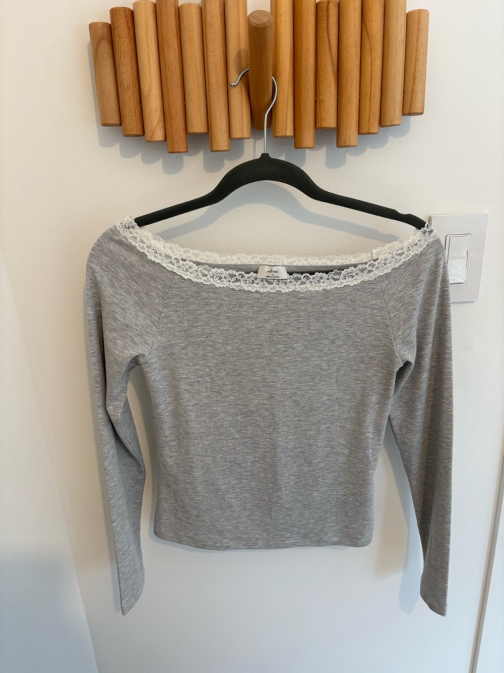 Aritzia/Wilfred off the shoulder top